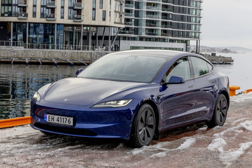 Blå Tesla Model 3 på kaia